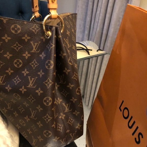 Louis Vuitton - Picture 4 of 8